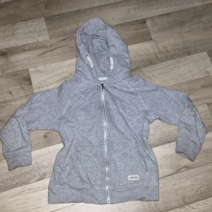 Säljer grå hoodie🧥⚡️  - Hej! Jag säljer en grå hoodie i stl 140 från lager 157🫶🏻då inte andväner den mer. Säljer väldigt billigt för att den har lite fläckar, men man kan säkert få bort det! ⚡️