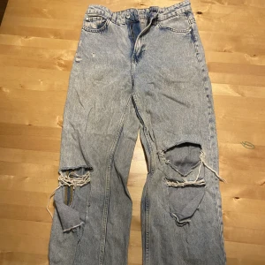 Jeans med hål  - Högmidjade jeans med hål i. Lite skrynkliga eftersom dem har lagts undan ett tag 
