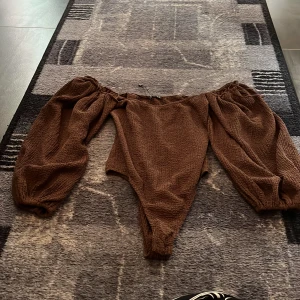 Brun body - Storlek s, med väldigt vida vid armarna, jätte fin och skön på.
