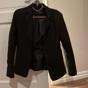 Svart kavaj - Aldrig använd kavaj i stl M (blev för liten för mig) Svart med små fickor nedtill (ej uppsprättade). Klassisk modell.Vero Moda, nypris 499