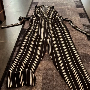 Jumpsuit  - Väldigt fin, är lite kort i benen