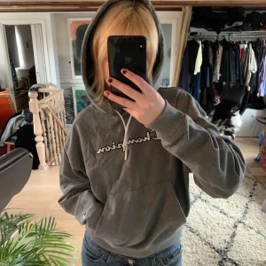 champion hoodie  - skön hoodie från Champion! man kan enkelt ta ut och in snörena!