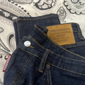 Dsquared2 Slim Jean 2021 st46 - Helt par helt vanliga jeans med det inte så okända märket Dsq2. Helt nya alldrig använda. Storlek 46, passar 44