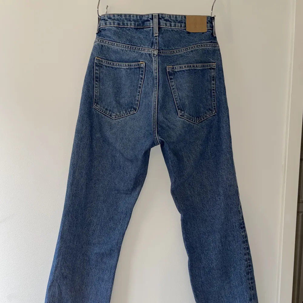 Weekday jeans i modellen Voyage i storlek 27/32. Säljs på grund av för små för mig. inköpspris 500kr. Använda sparsamt därav i bra skick. . Jeans & Byxor.