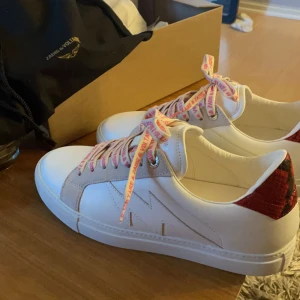 Zadig & Voltaire skor - Tänkte kolla intresset på mina älskade Zadig & Voltaire skor. Använda en sommar och i gott skick men finns täcken på användning. Nypris runt 2000kr, de är franska storlekar men skulle säga att de är en 39-40