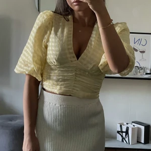 Gina tricot vårtopp - Den perfekta toppen till uteserveringar nu i vår/sommar💛