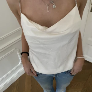 Satin topp - Säljer denna fina satin topp från  som jag aldrig använt! Den är helt oanvänd och säljer för 150 kr men vid snabbaffär är jag villig att dra ner på priset!❤️❤️skriv