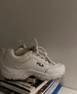 Fila Skor - Ett par Fila skor i storlek 39. Använda men ändå i fint skick, kanske kan behöva en liten sko puts. Snygga och bekväma❤️‍🔥Köparen står för frakten men kan annars mötas upp i malmö/lund🫶