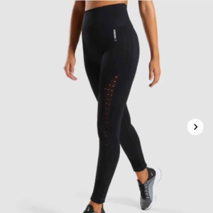 Gymshark träningsbyxor  - svarta träningsbyxor  från gymshark. Sitter super skönt och är jätte fina. Bra skick. 