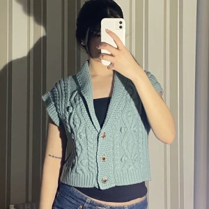 Stickad Zara tröja - Helt ny oanvänd Zara tröja med prislapp. Söt turkos färg med väldigt fina broderingar samt knappar. (Går att diskutera priset)