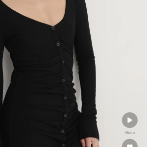 Klänning till allt! - Jättefin klänning som funkar till släktmiddag, fest men du kan också ha den hemma. Säljer då den inte passar mig. Strl S. Köpt från NA-KD för 159kr säljer nu för 80kr fraktkostnad tillkommer på 29kr. Aldrig använd lapparna sitter kvar.