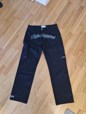 Rare Humans Cargos - Helt nya rare humans cargos storlek XL.  För stora för mig som är 189 cm 74kg. De är limited edition, säljs inte igen på ett tag.  VID SNABB AFFÄR KAN PRIS DISKUTERAS