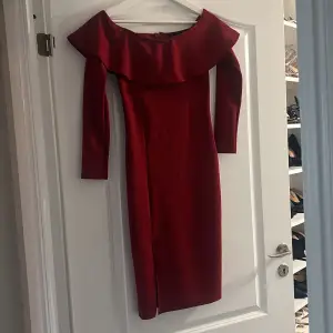 En jätte fin vinröd klänning som aldrig ör använd. Storlek 34