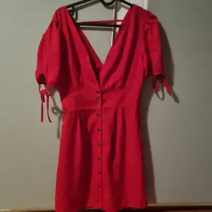 Säljer en klänning jag beställt online i fel storlek. Helt ny, har bara provat den en gång, aldrig använt den ute. 