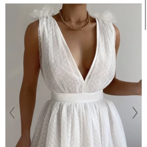 Studentklänning - En skit snygg studentklänning. Oanvänd, endast testad, säljer för 600kr + frakt, köptes för 89,95$ 