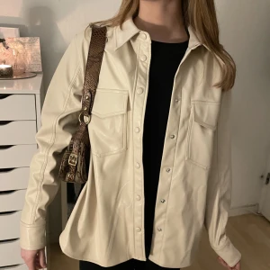 Carin Wester jacka beige  - Näst intill oanvänd, bra skick. Storlek S men oversize. Köparen står för frakt🤍