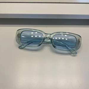Jag säljer mina fina blåa retro solglasögon pga inte använder dom!💙 