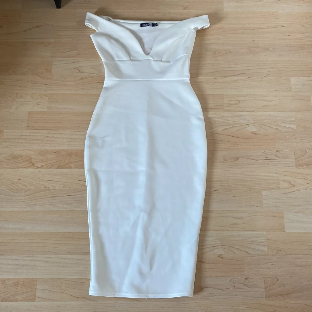 Extremt snygg vit klänning med slits där bak, använd en gång. Passar tyvärr inte min kroppsform🥲❤️. Klänningar.