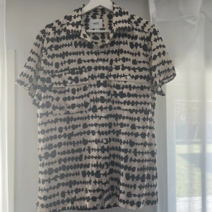 Kortärmad somrig skjorta, storlek S/M - Tunn och kortärmad skjorta, perfekt till sommaren. Använd en gång och är alltså i väldigt bra skick.