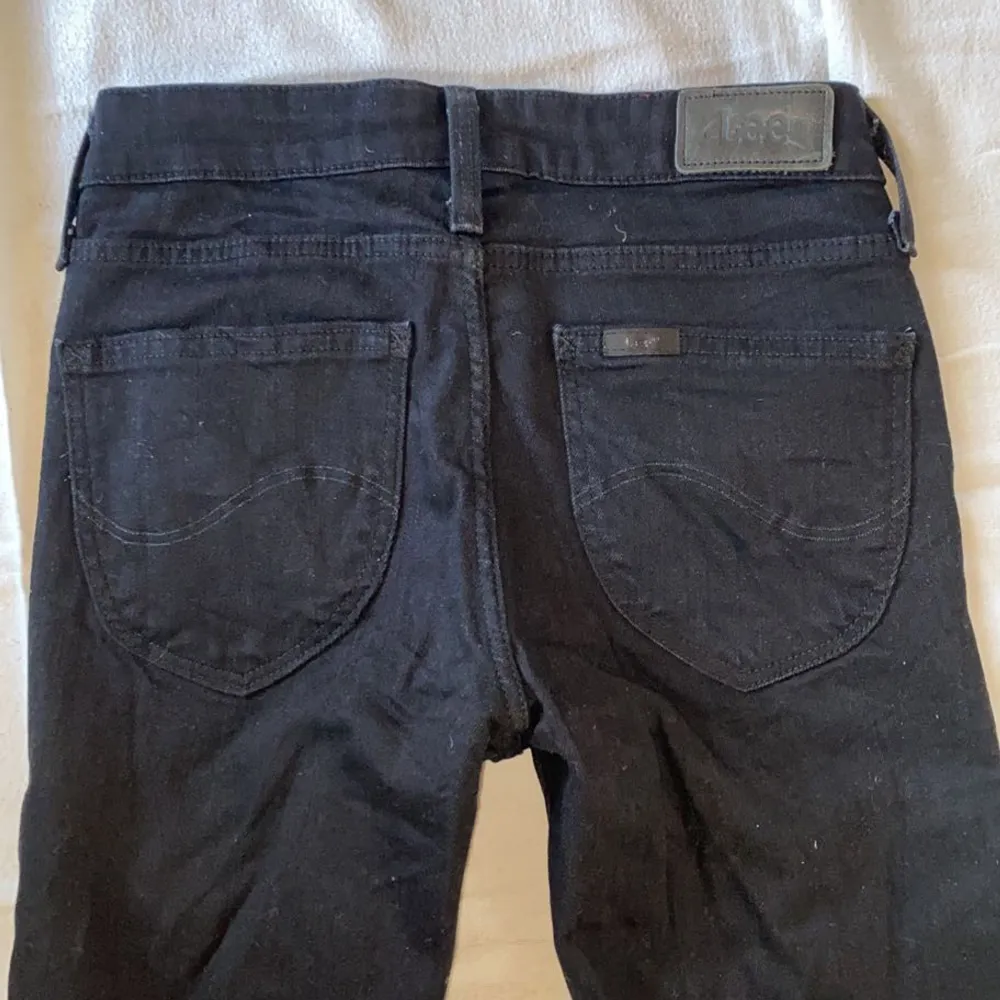 Ett par svarta tighta jeans från lee i storlek W24 L31. Modellen heter scarlett. Jag skulle säga att midjehöjden är ungefär midwaist.✨🤍. Jeans & Byxor.