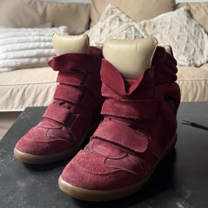 Isabel Marant - Isabel Marant skor knappt använda köpta här på plick för 2000kr säljer för 1500kr. Jättefint skick och inga skador😊💕