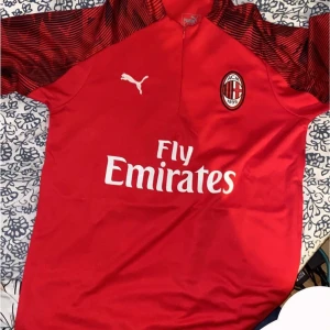 Milan tröja  - Köpt för 600 säljer för 550