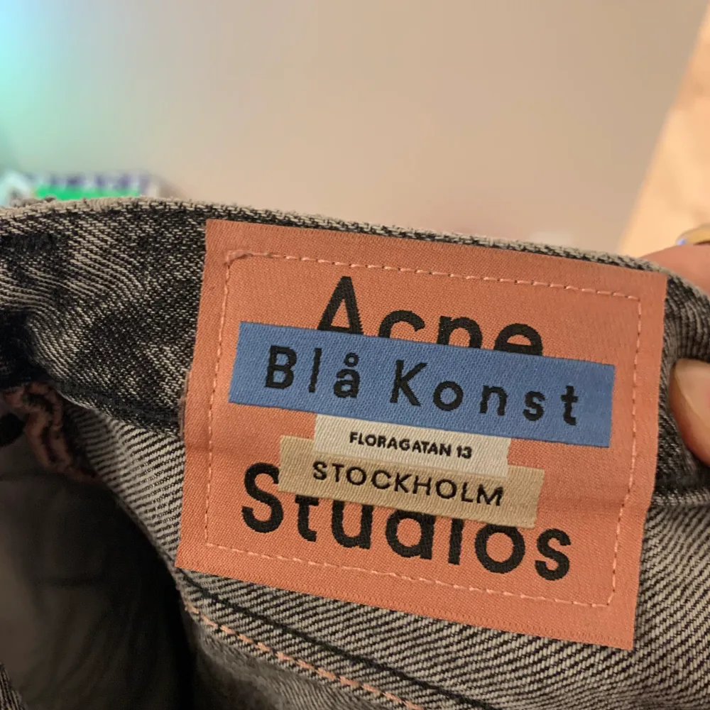 Acne studios jeans  Modell 1997, färg Black marble 29/32  Sparsamt använda Säljes för 900kr, nypris över 2000kr. . Jeans & Byxor.