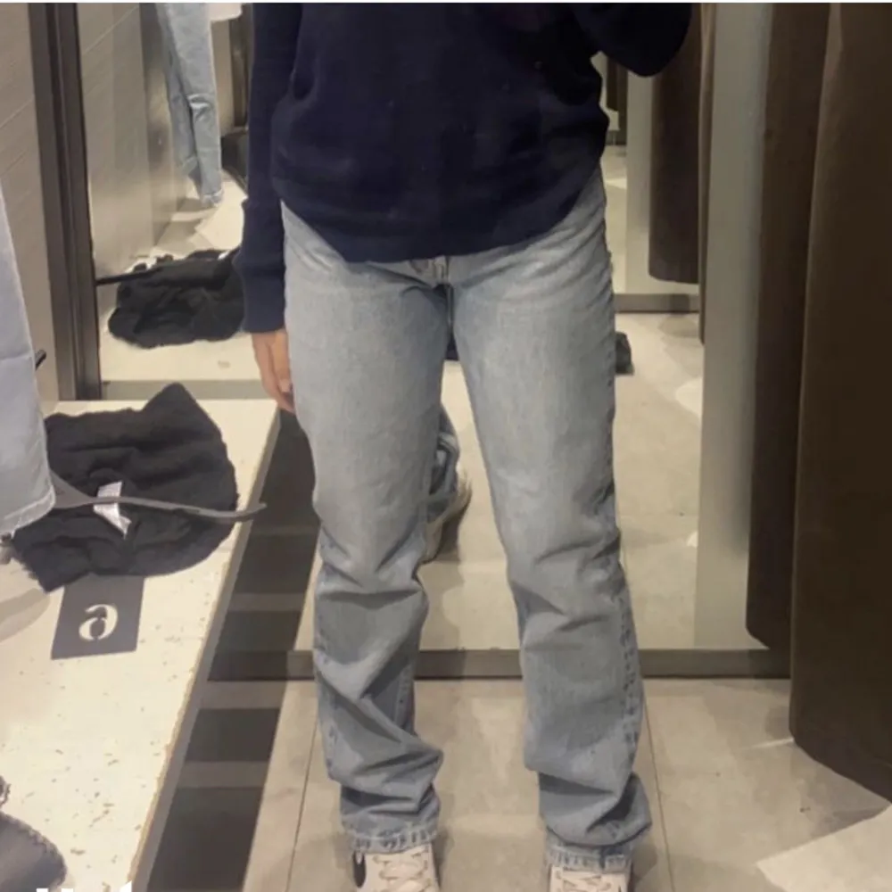 Säljer dessa populära jeansen ifrån zara i mid Rise straight leg i strl 34 . Jeans & Byxor.