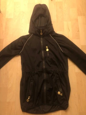 Molo jacka storlek 140 - Bra skick jag har bara använt den två gånger och jag köpte den för 1000kr och säljer den för 300kr