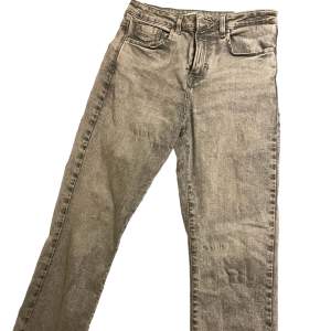 Jeans i ”straight” modell från zara. Använda en del men är fortfarande i bra skick!🫶🏼