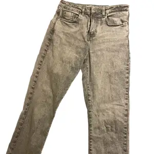 Jeans i ”straight” modell från zara. Använda en del men är fortfarande i bra skick!🫶🏼