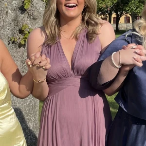 Balklänning  - Fin balklänning i nyskick. Använd en gång. Storlek 40 men passar mig som vanligtvis är en 38! Jag är 175 cm  