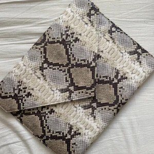 Handväska utan band  - Rymlig Handväska utan band  Ormskinnsmöster  Aldrig använd 