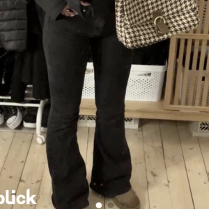 Low Rise bootcut - Säljer nu mina skit populära och snygga lågmidjade bootcut jeans från zara! Använda kanske 4 gånger och säljer pga att de blivit lite stora på mig!  Passar någon mellan storlekarna34-38 beroende på hur man vill att de ska sitta! Hör av er vid fler frågor🥰