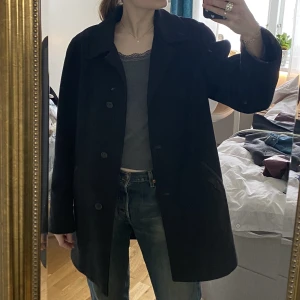 Kappa - Snygg kappa köpt secondhand, är förmodligen en herr rock men passar båda, passar allt från s-l beroende på önskad passform, spårbar frakt 69kr💕