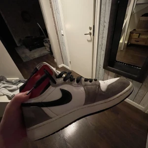 Jordan 1s mid light smoke grey red  - Ett par Jordan 1s mid light smoke grey red som jag köpte på restocks för ett tag sen. Nypris är 3000kr och jag säljer dem för 600kr. Dem är lite bortskrapade på sulan men det läcker ej. Priset kan sänkas vid snabb affär.