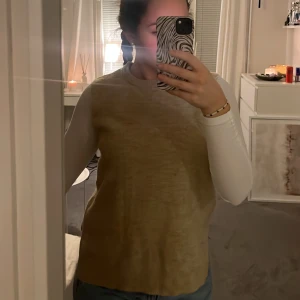 Väst - Trendig stickad väst. Snygg till vardags! Super fint skick. Pris kan diskuteras vid snabb affär. ☺️