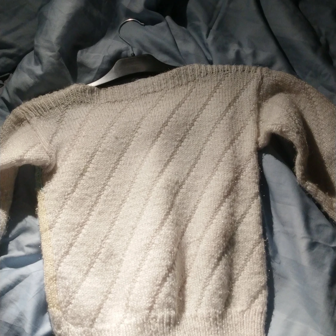 En stickad tröja med pastel färger - 90