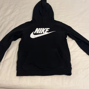 Hoodie  - Säljer min Nike hoodie. Bra skick och fin tröja. Storlek M i junior storlek. Säljer pågrund av att den inte kommer till användning. Plus frakt. Står inte för postens slarv.💘