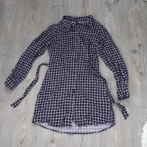 Skjortklänning - Svart/lila kortklänning från HM Divided. Älskar den, men den är för liten nu. Strl 36 / S / XS