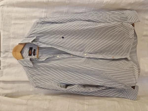 Striped shirt. - Note: This shirt has a small hole, see photo, but is in good quality otherwise! Size medium, "slim fit"