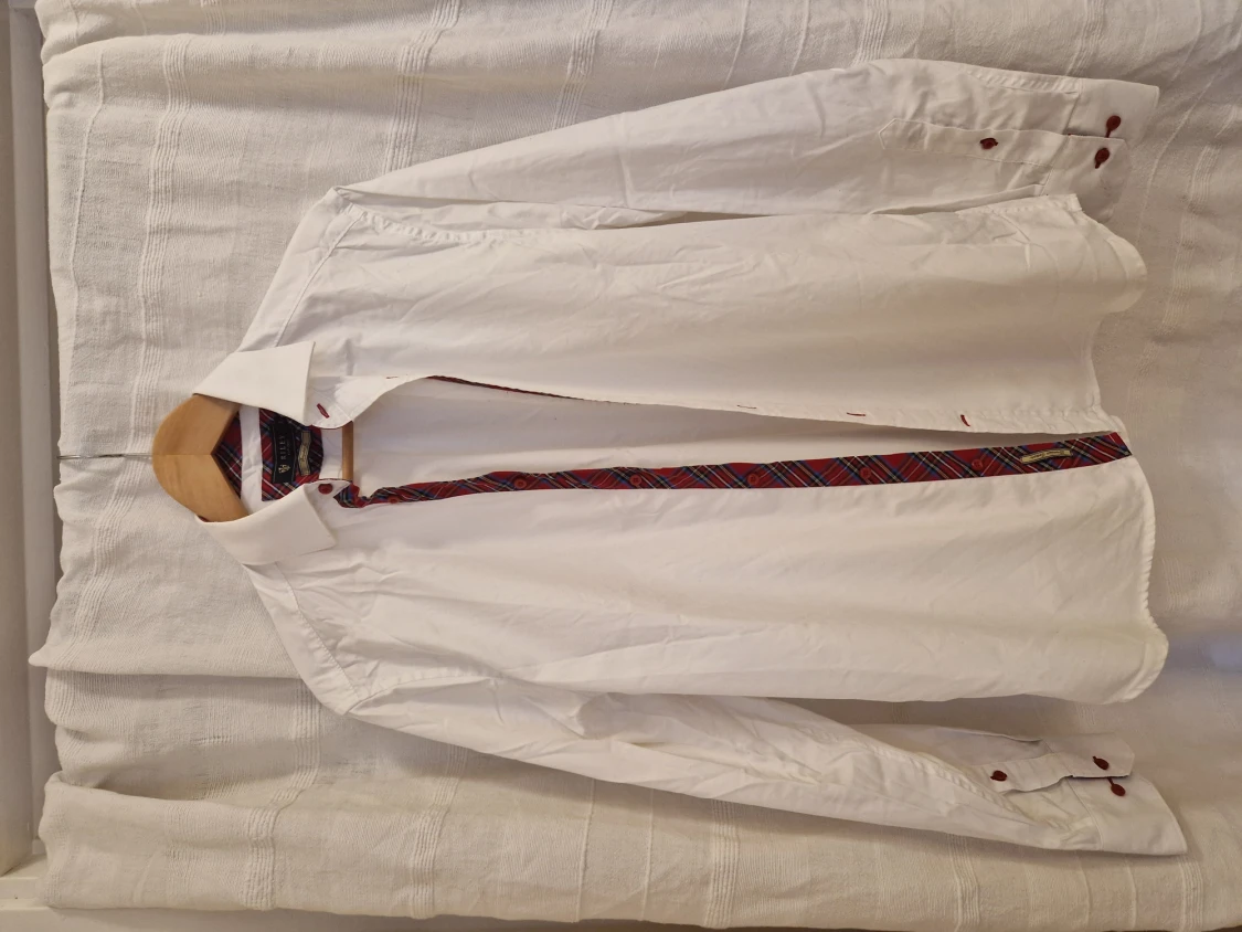 White riley shirt with red squared pattern