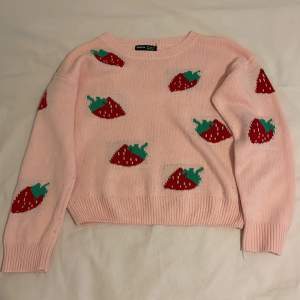 Rosa stickad tröja med jordgubbar på 🍓