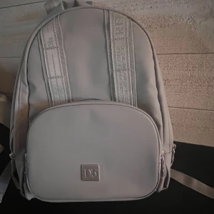 Douchebag väska - En liten grå DB väska,kommer ej till användning. Ny pris 1000