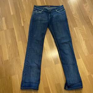 Ett par Lågmidjade jeans som tyvär är för stora för mig. Dom är i storlek 32, skulle gissa på att det är som en l i svensk storlek:)