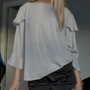 Blus - Säljer denna så fina blus som är i trekvartsärm och lite glittrig ❤️( tryck gärna på köp nu)