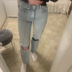 Gina tricot jeans med hål i  - Säljer Gina tricot jeans med hål i, de är i storlek 32 men konstigt nog passar mig som har 36 bara att de är lite tajta runt midjan så skulle nog säga att de passar bäst till någon med 32/34. Inte slitna eller urtvättade eller skadade på något sätt.☺️
