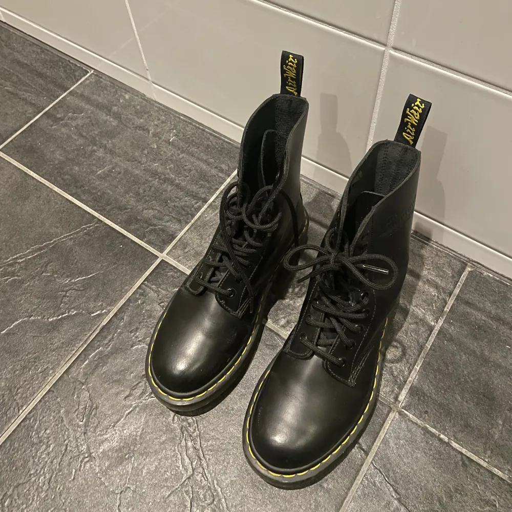 Ett par svarta Dr. Martens i mycket bra skick, endast använda ett fåtal gånger. Storlek 37. Modell 1490. Nypris 2 200 kr.. Skor.