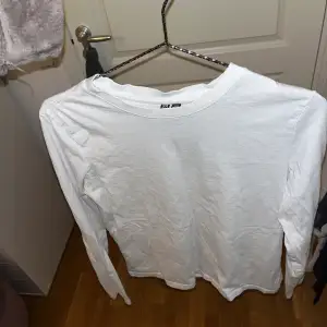 Enkel vit tröja från pieces💕 oanvänd 