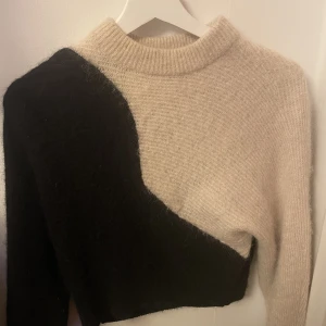 Stickad tröja  - Jättefin stickad tröja från & other stories, tyvärr för liten för mig, men så fin!! Nypris 799🫶🏼